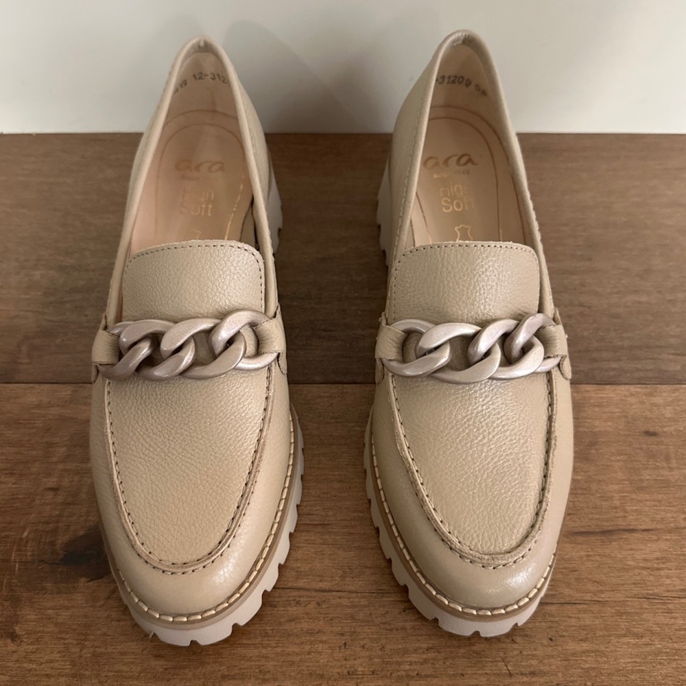 Share  Ara Kiana Lug Sole Loafer Chunky Chain Sand Calf Beige Women's Size 7 NEW